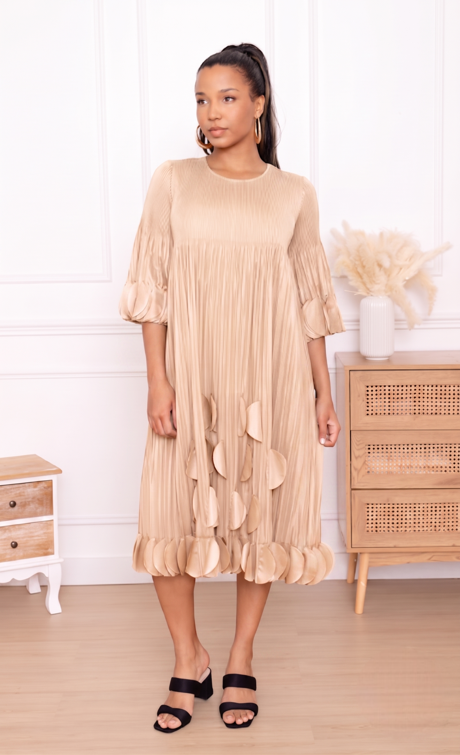 Olivia, la robe midi droite à pastilles et manches volantées – Image 13