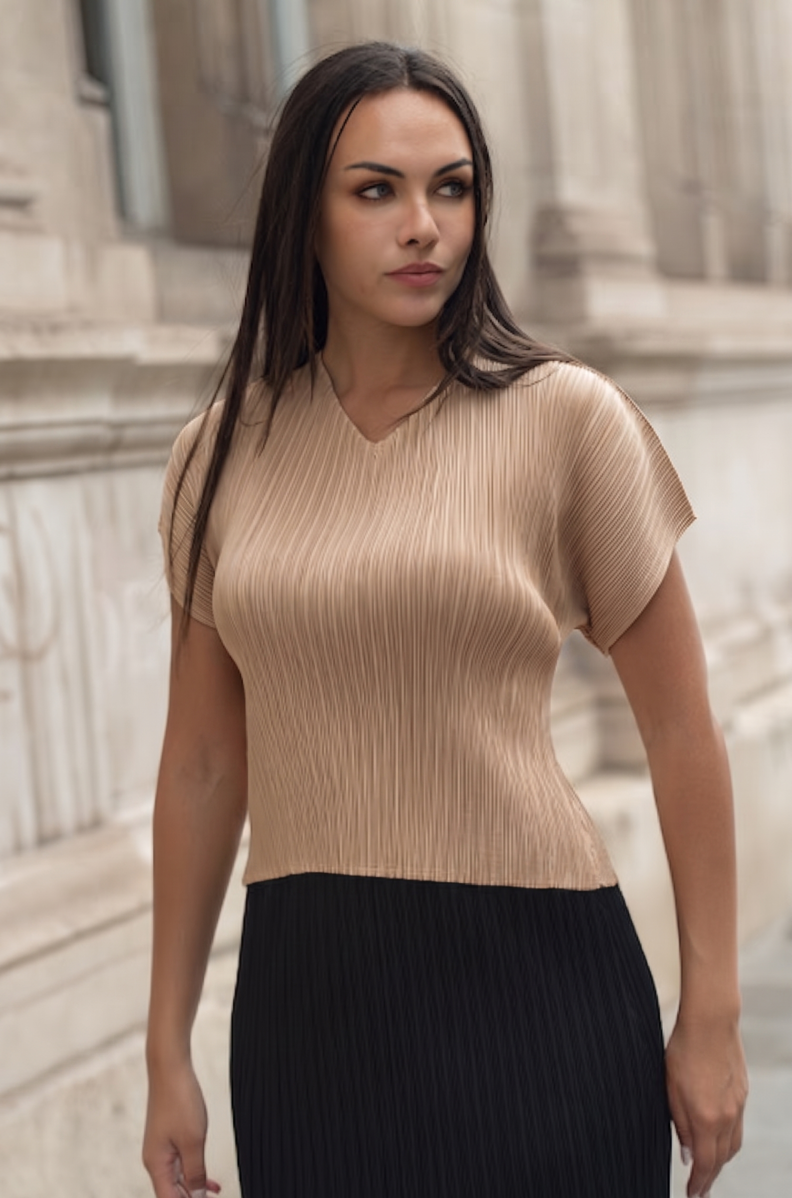 Zoé, le top plissé col en V manches courtes – Image 3