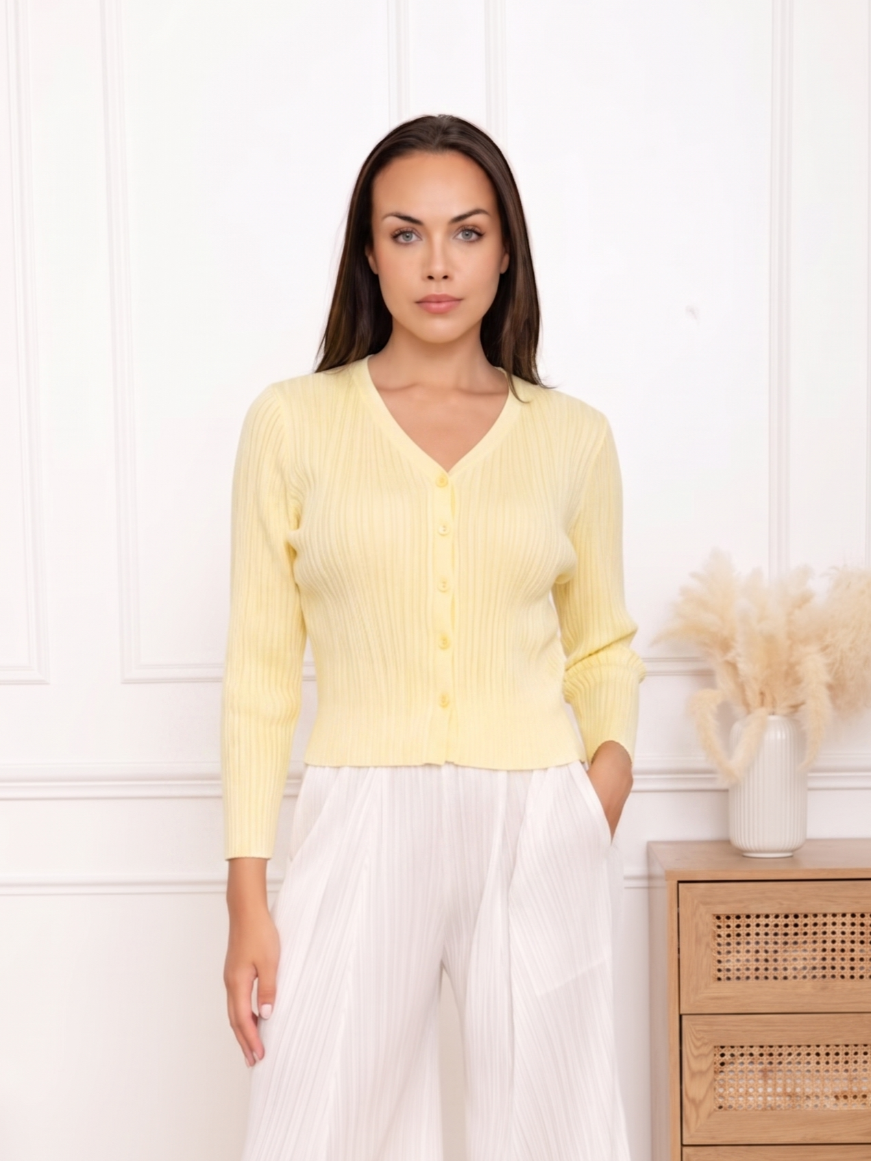 Célia, le gilet plissé boutonné col en V – Image 9