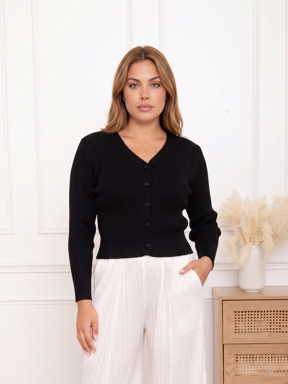 Célia, le gilet plissé boutonné col en V – Image 8