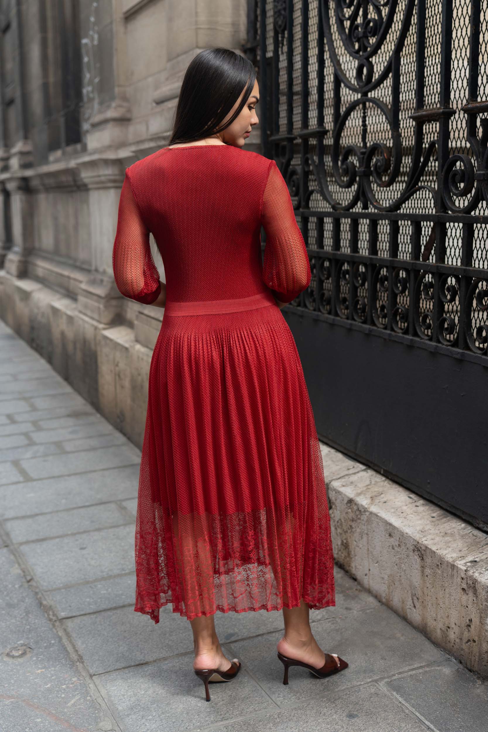 Scarlett, la robe croisée boutonnée à jupe dentelle – Image 4