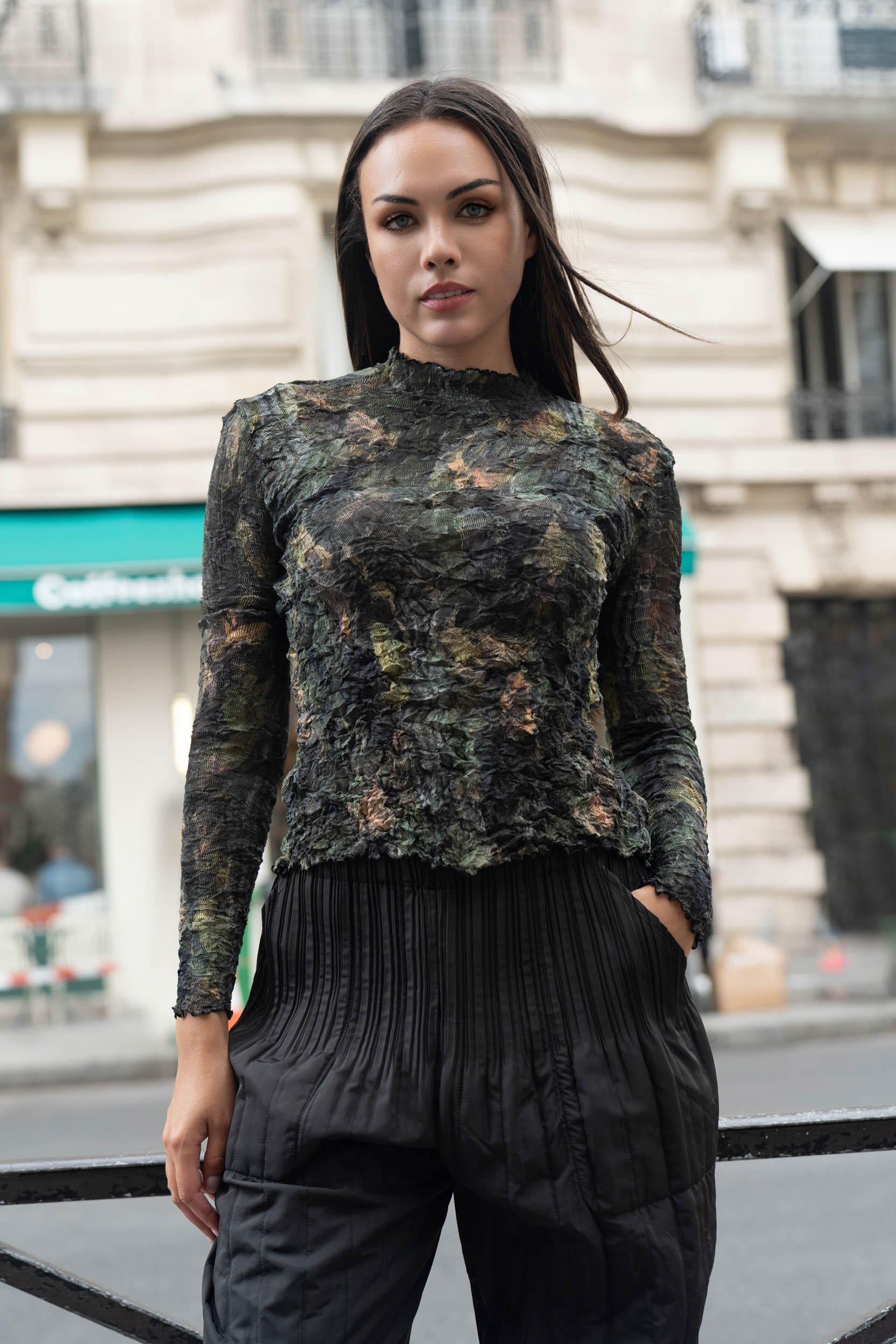 Mila, le top froissé col montant manches longues – Image 11
