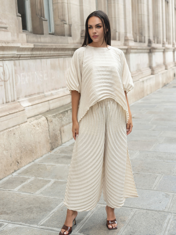 Alba, l'ensemble top poncho et pantalon large à relief en onde