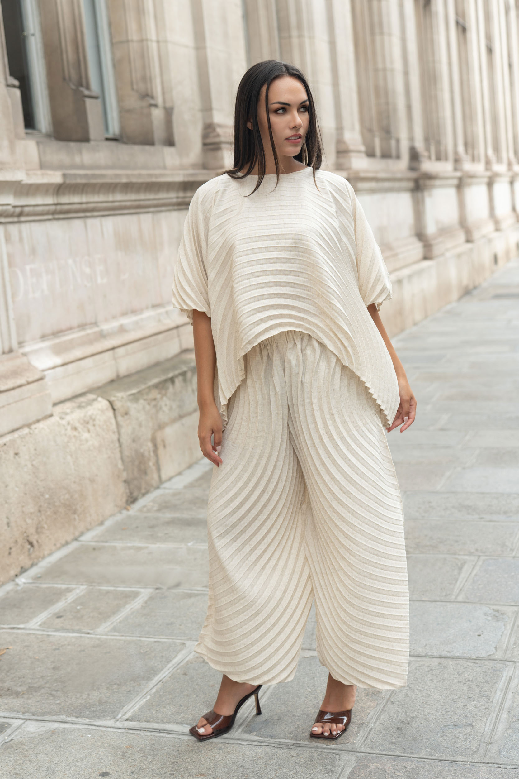 Alba, l'ensemble top poncho et pantalon large à relief en onde – Image 8