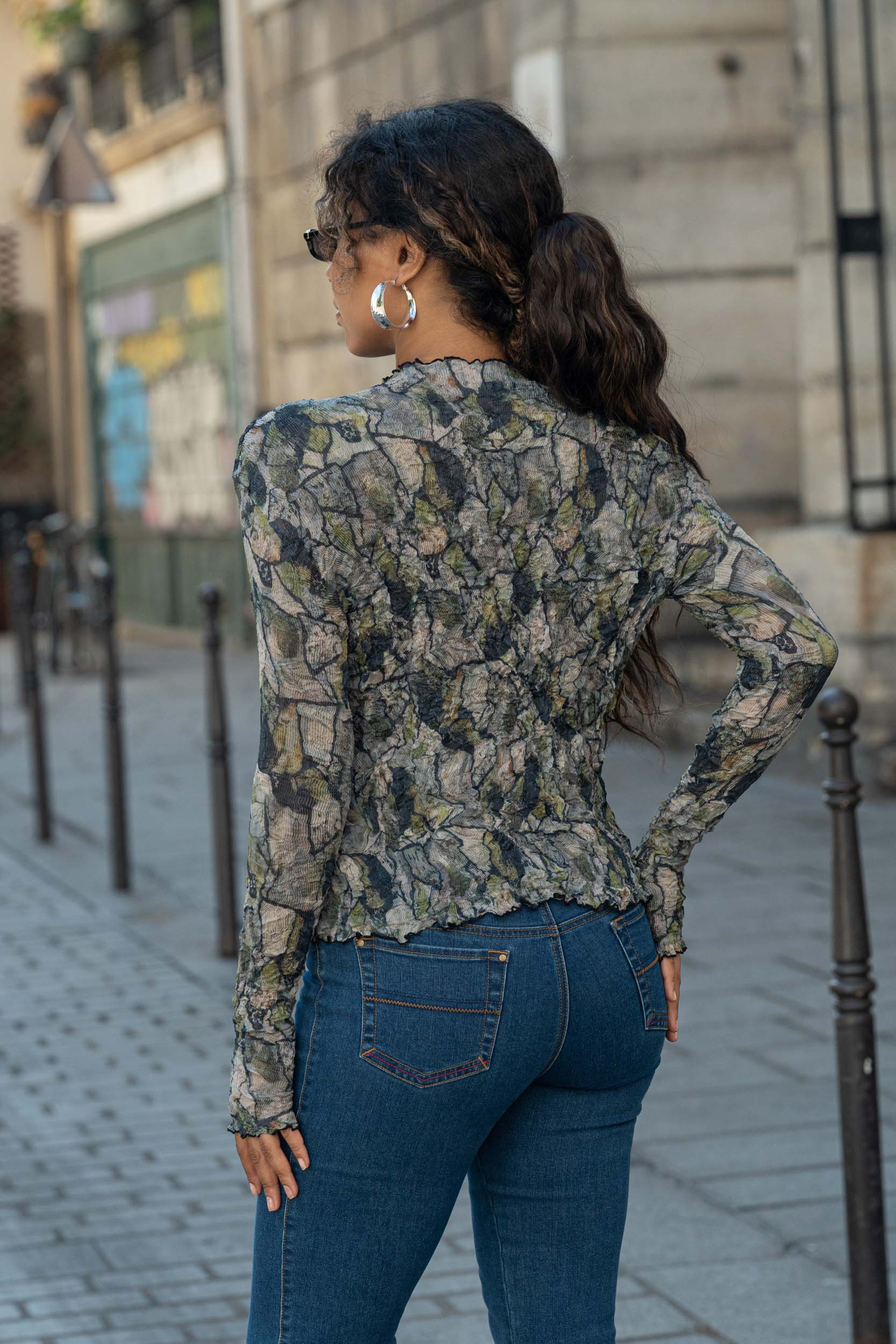 Mila, le top froissé col montant manches longues – Image 39