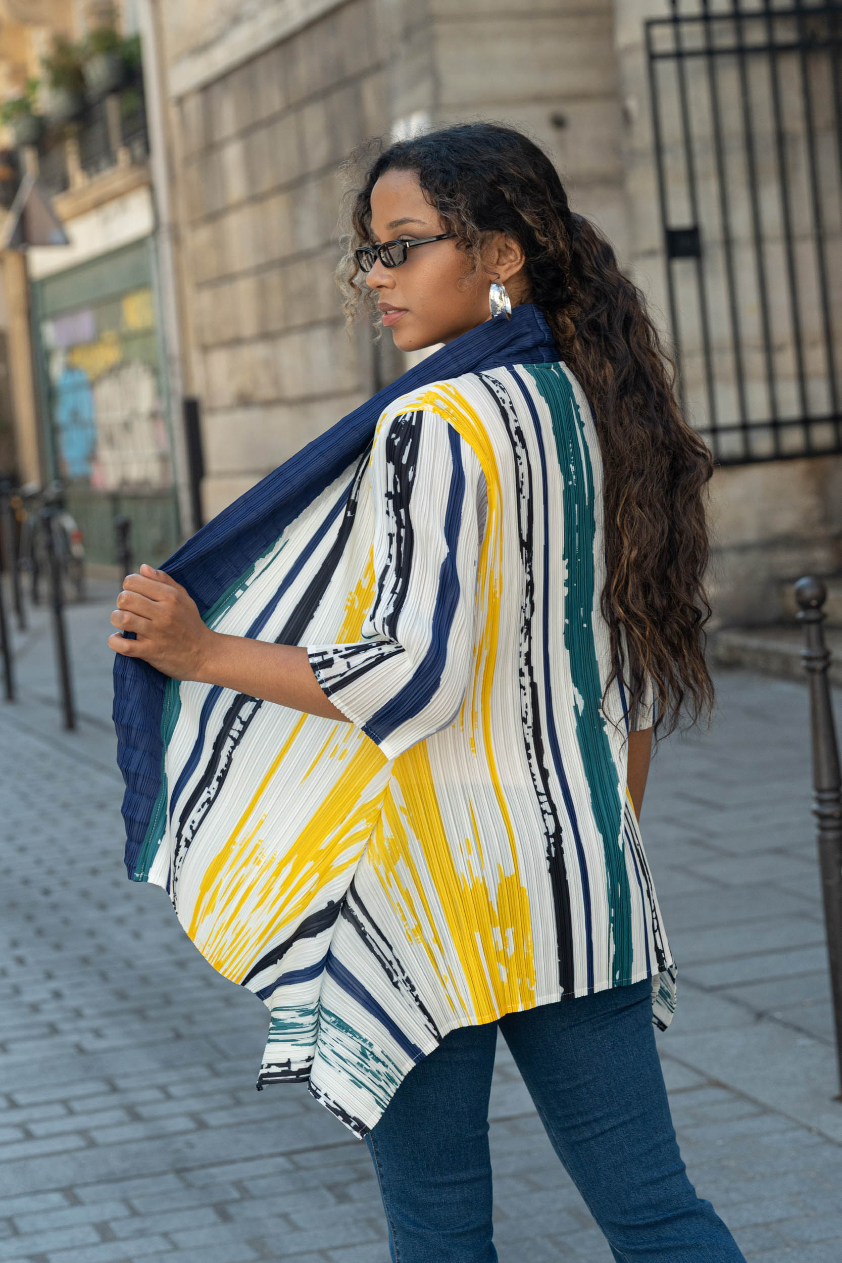 Ivanna, la veste kimono plissée à pans asymétriques imprimée – Image 14
