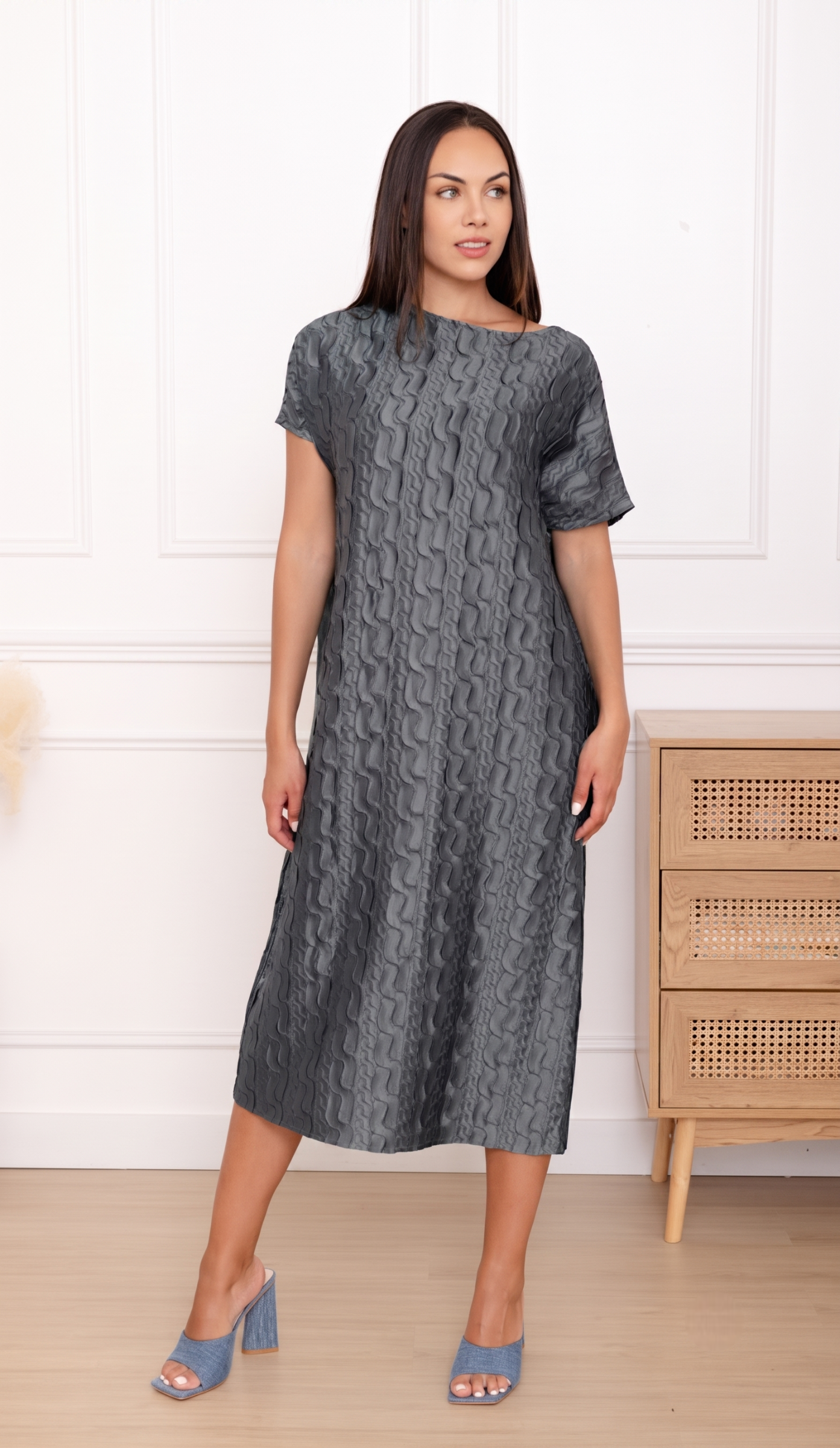 Léonie, la robe large texturée manches courtes – Image 13
