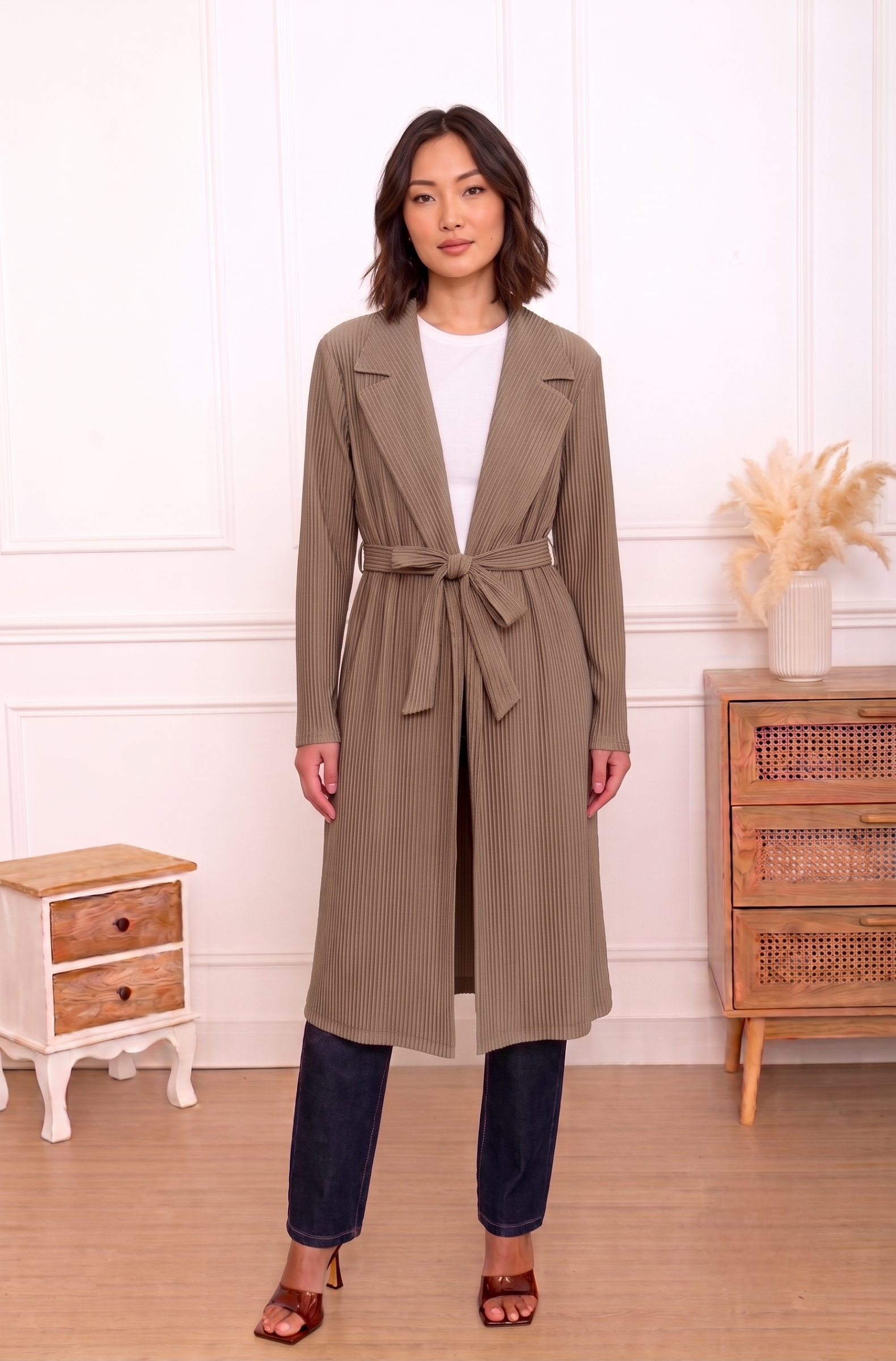 Colette, le manteau plissé long ceinturé grand col – Image 7