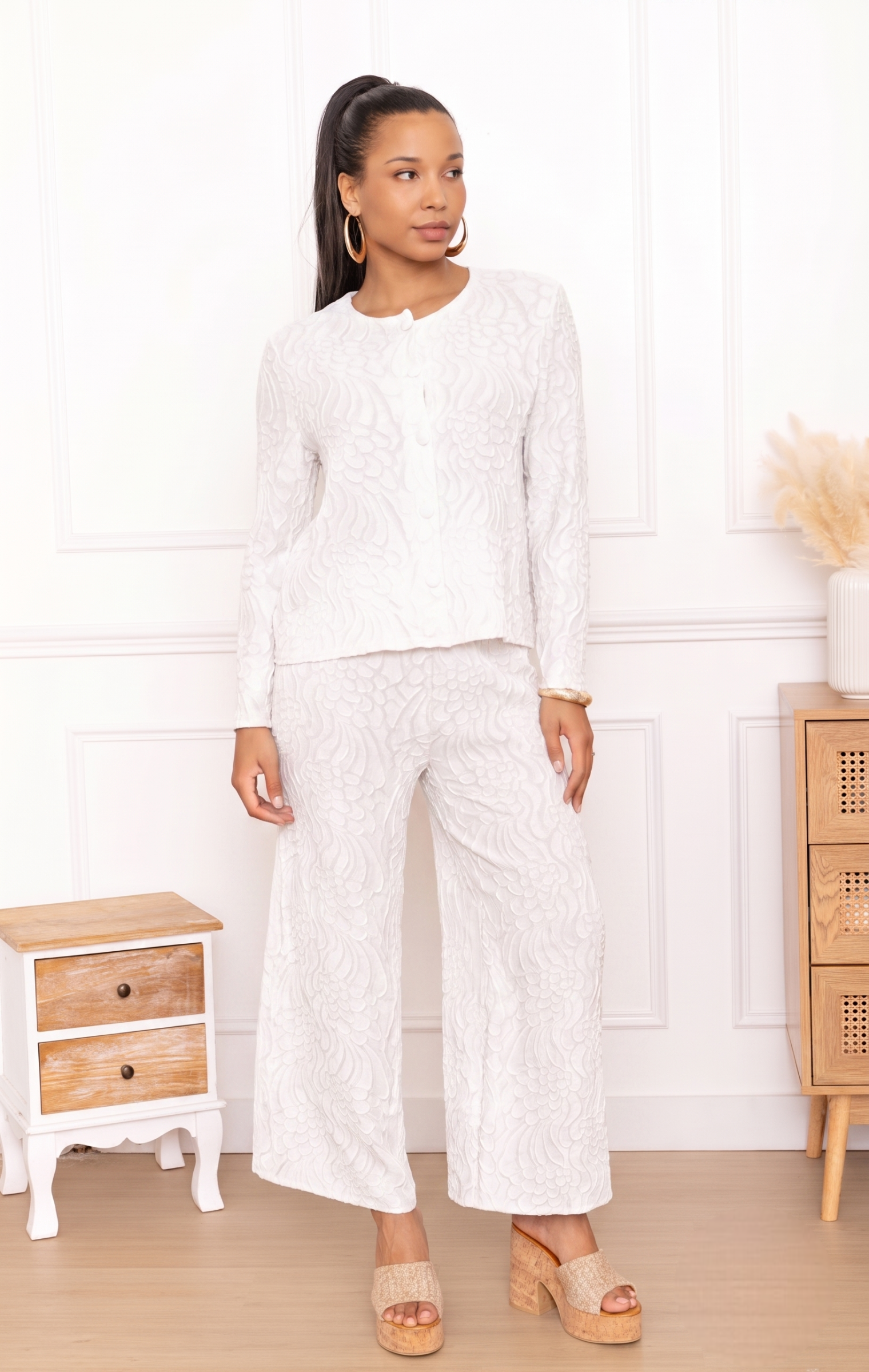 Mathilde, la veste courte col rond à broderie florale – Image 7
