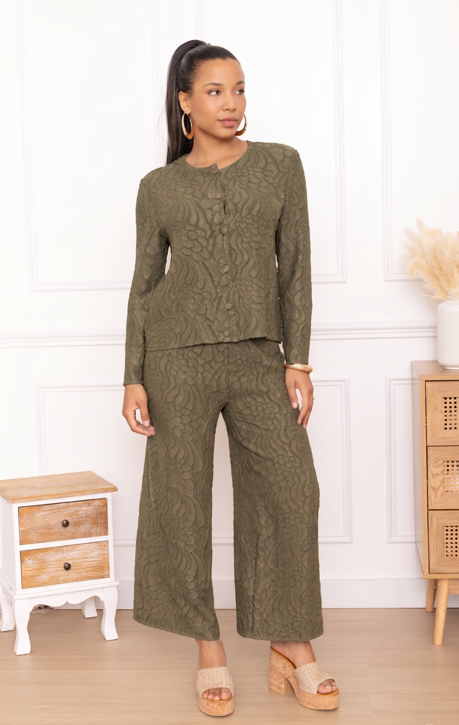 Mathilde, la veste courte col rond à broderie florale – Image 6