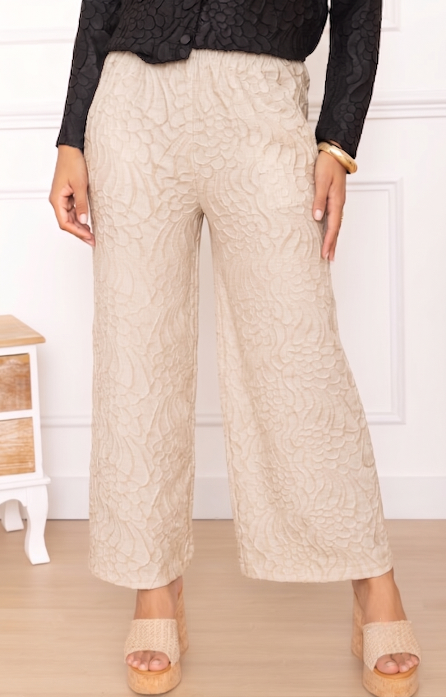 Mathilde, l'ensemble veste courte et pantalon large à broderie florale – Image 16