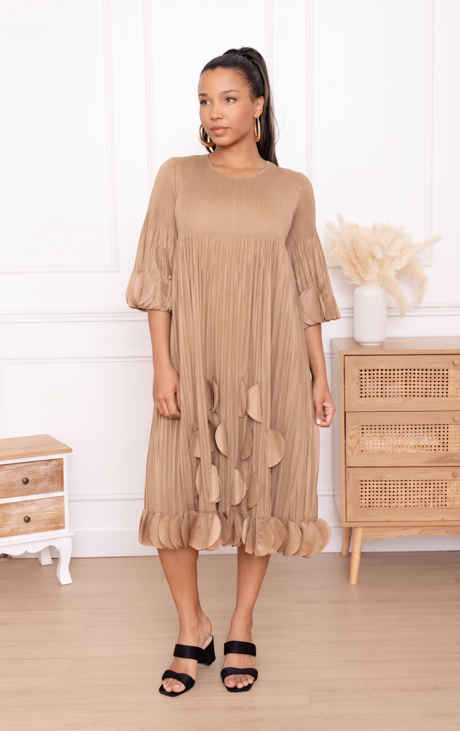 Olivia, la robe midi droite à pastilles et manches volantées – Image 15
