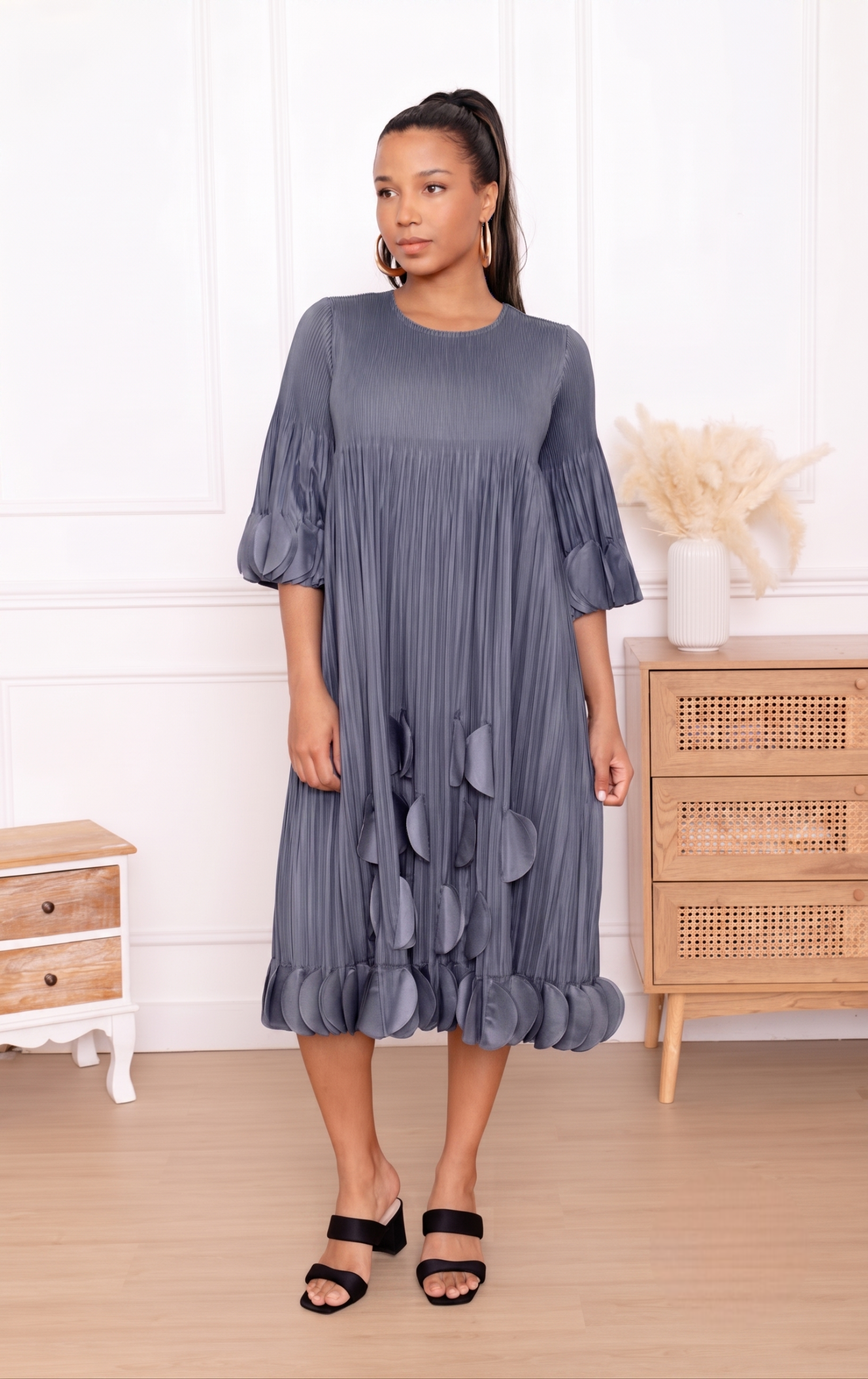 Olivia, la robe midi droite à pastilles et manches volantées – Image 13