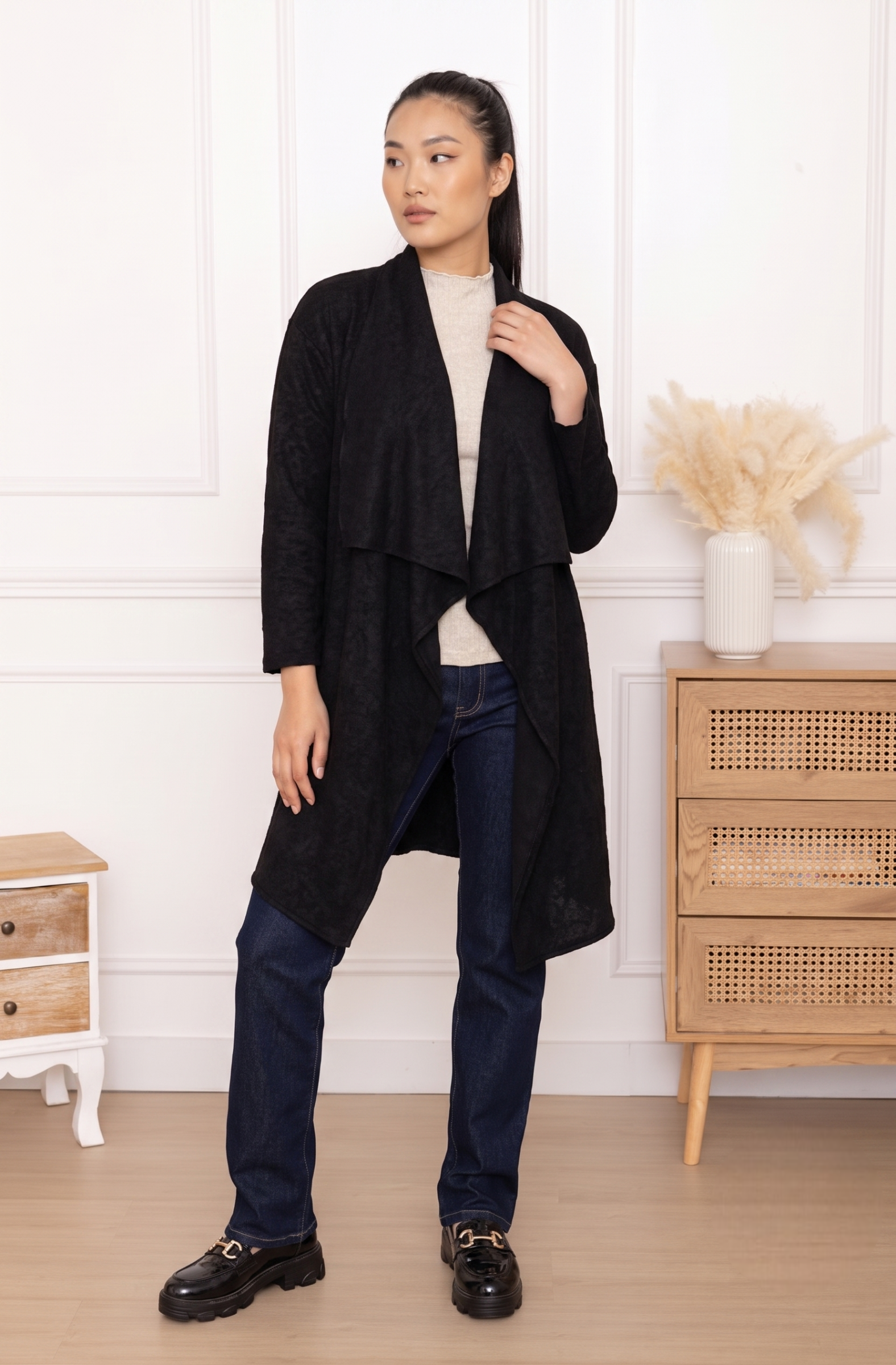 Anouk, le gilet long asymétrique en matière froissée – Image 2