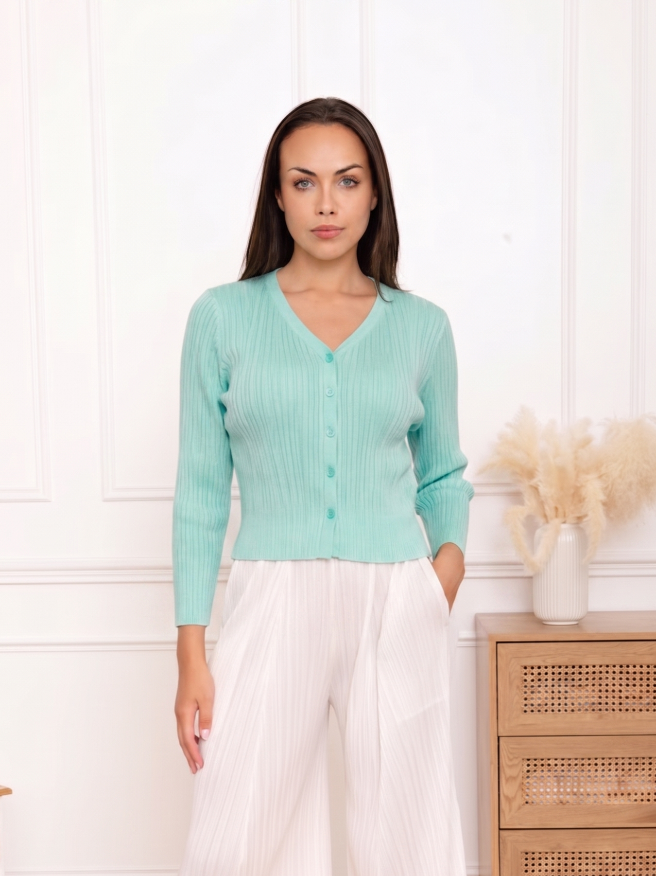 Célia, le gilet plissé boutonné col en V – Image 10