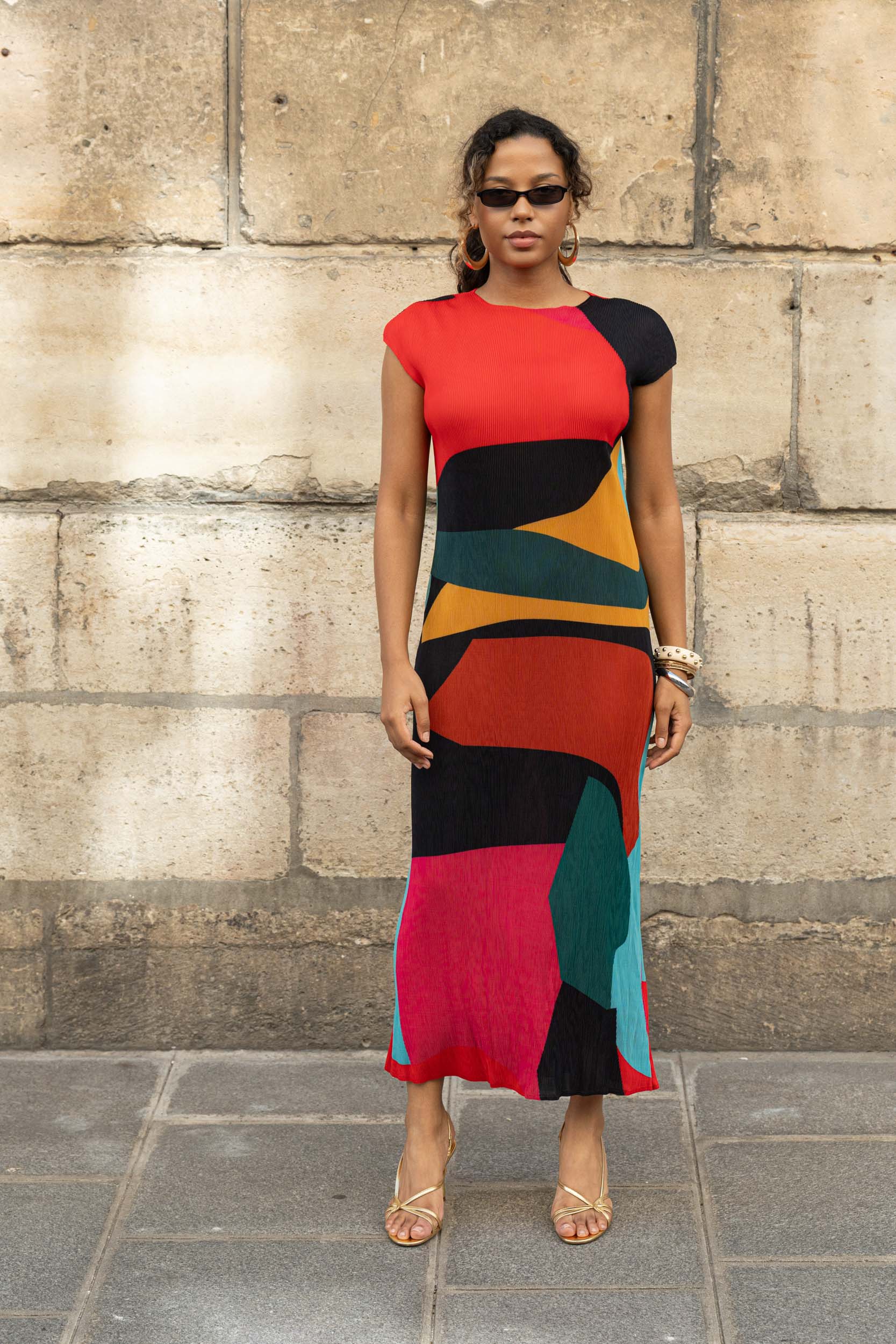 Claudia, la robe longue plissée à motifs géométriques – Image 4