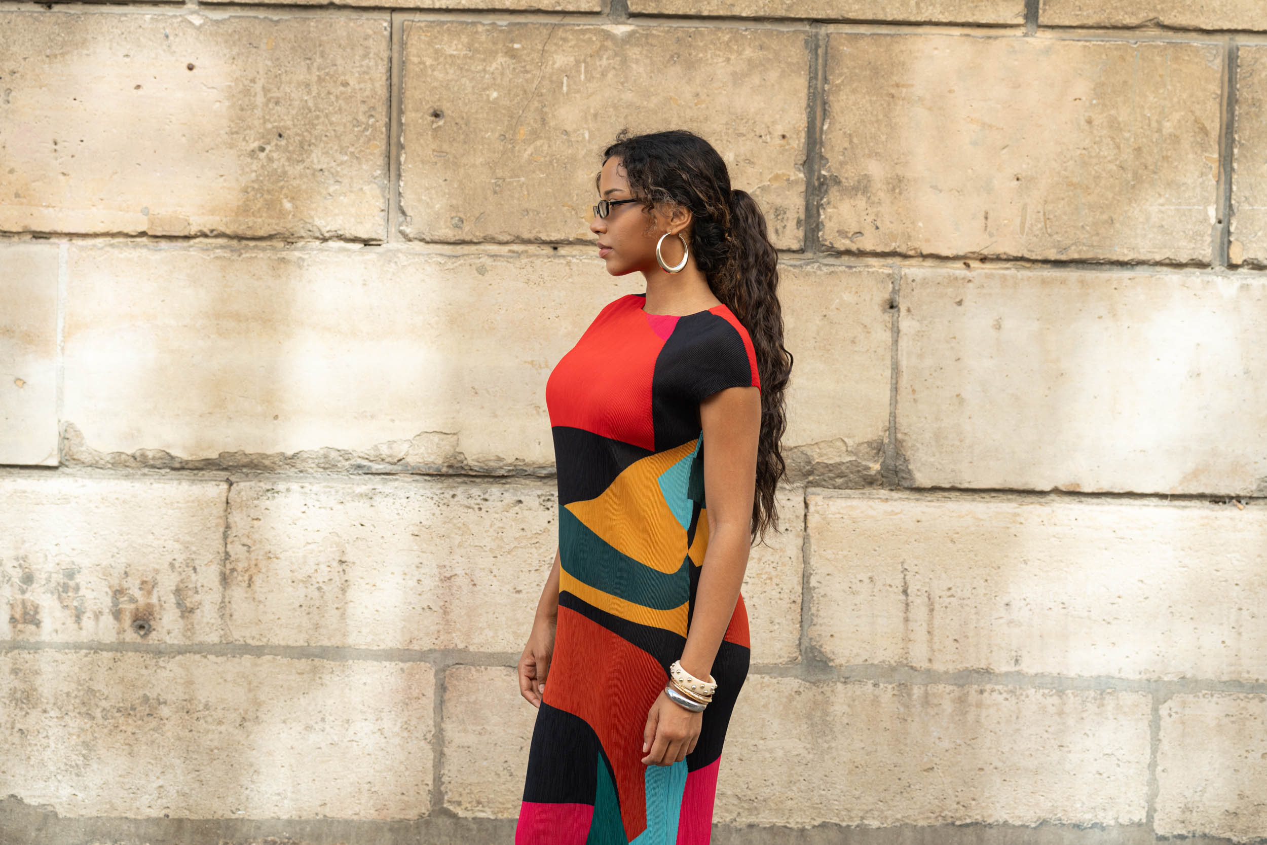Claudia, la robe longue plissée à motifs géométriques – Image 6