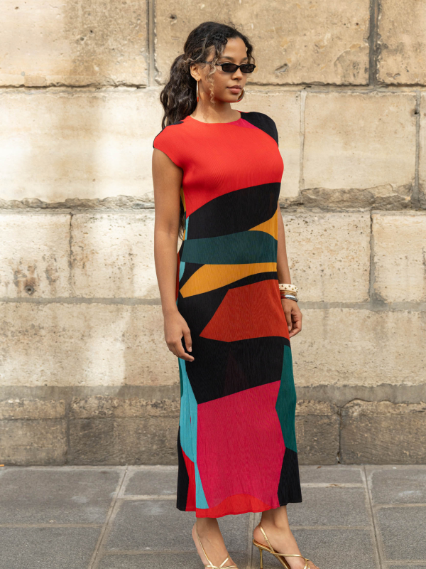 Claudia, la robe longue plissée à motifs géométriques