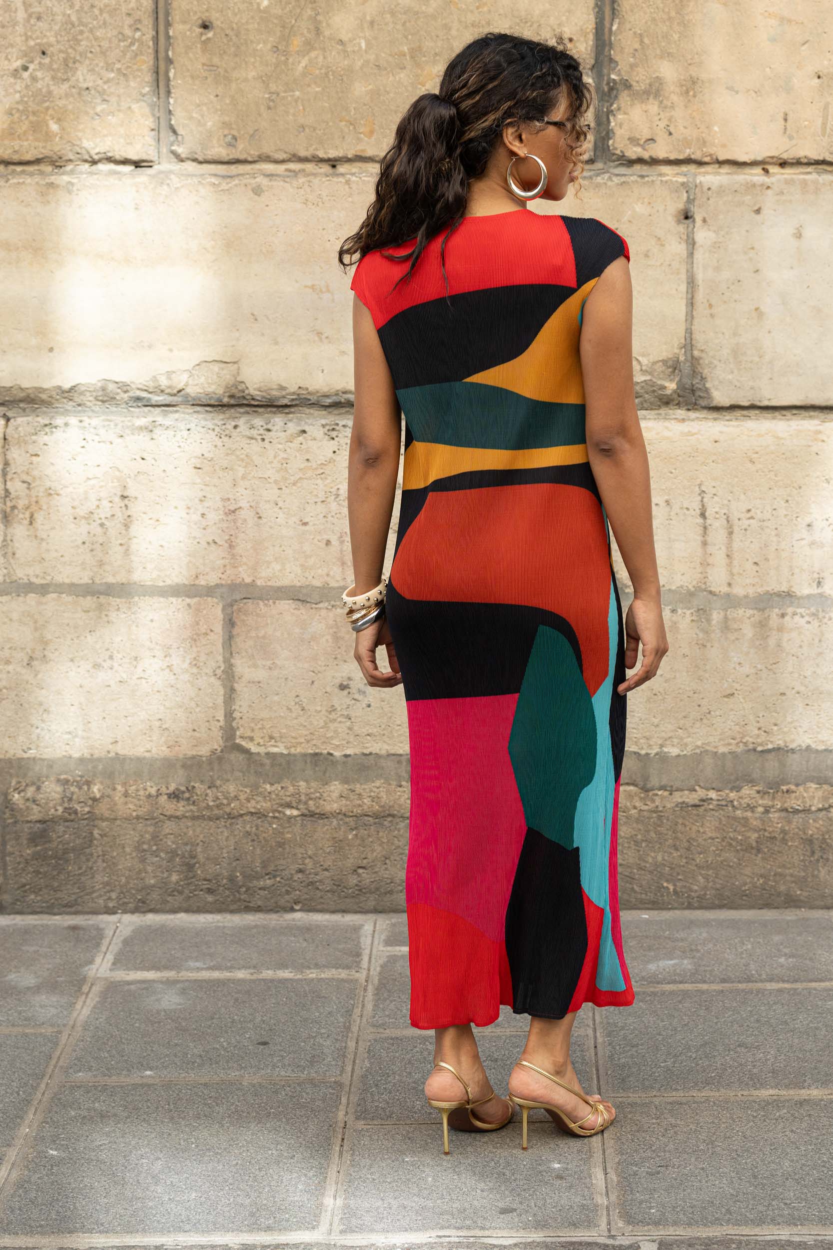 Claudia, la robe longue plissée à motifs géométriques – Image 3