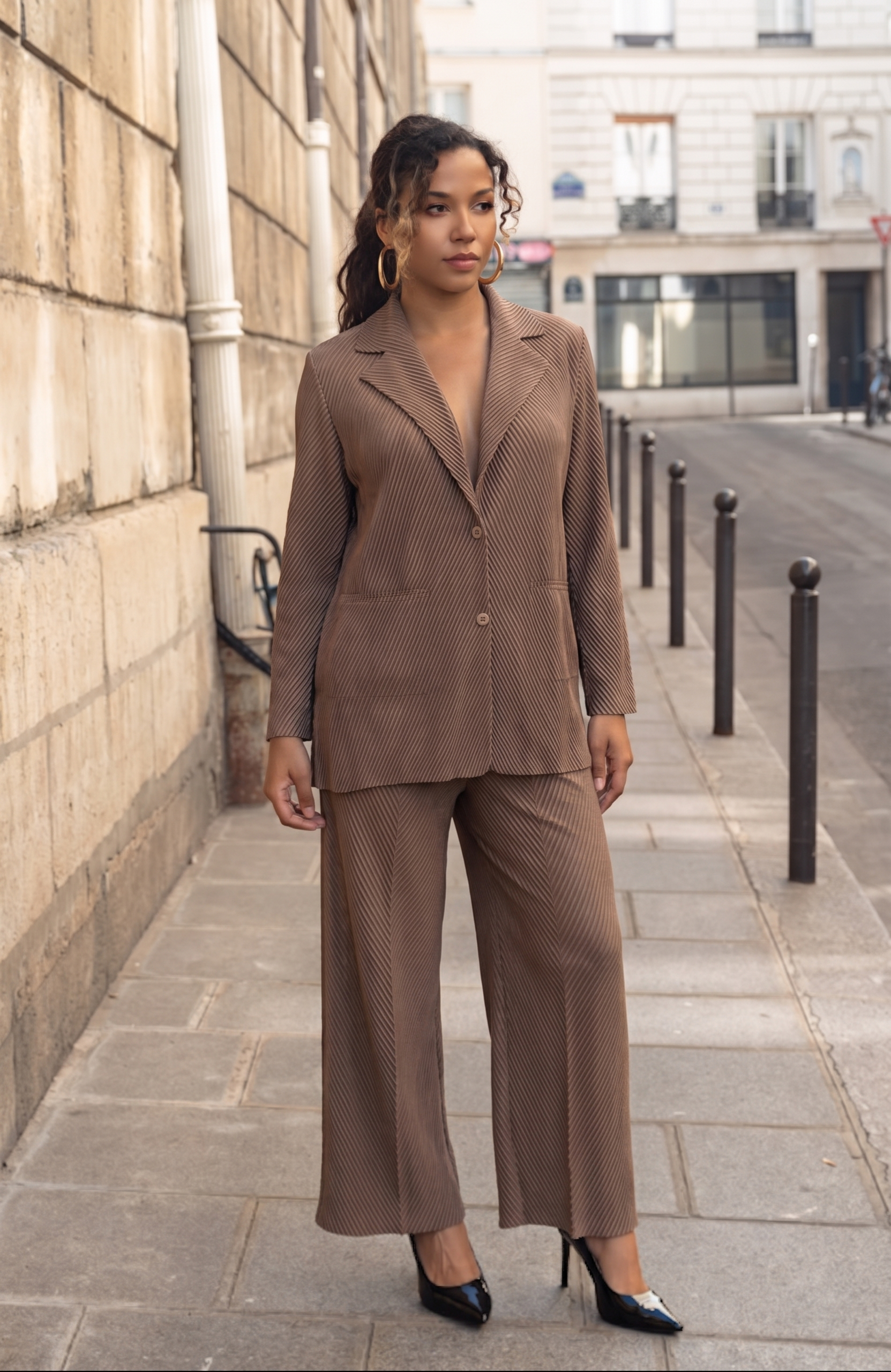 Esther, la veste tailleur oversize fluide plissée – Image 9