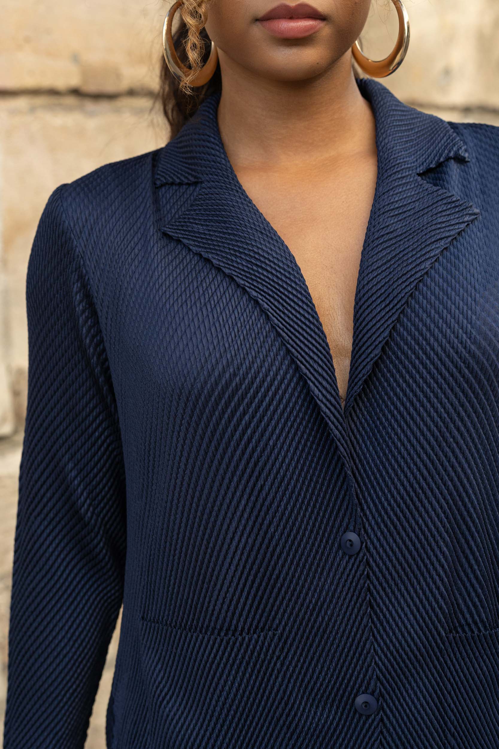 Esther, la veste tailleur oversize fluide plissée – Image 2