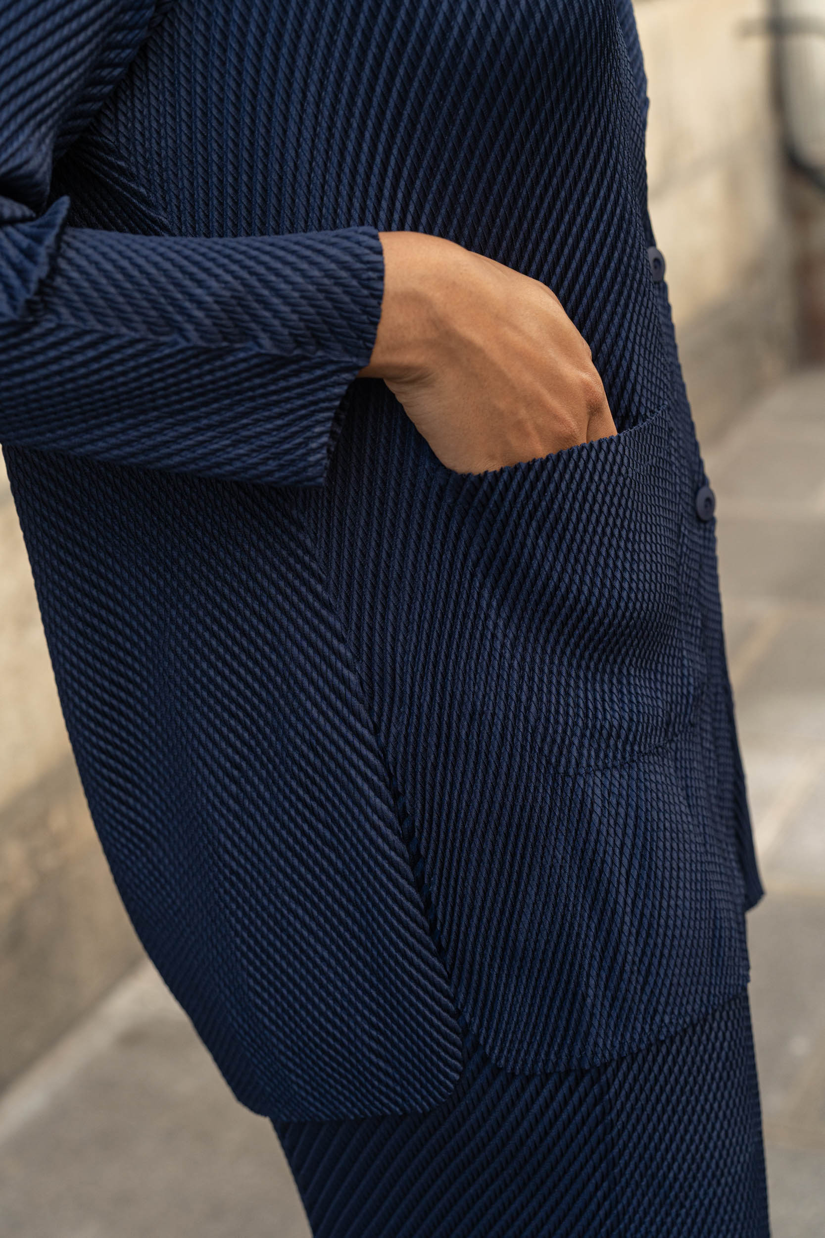 Esther, la veste tailleur oversize fluide plissée – Image 3