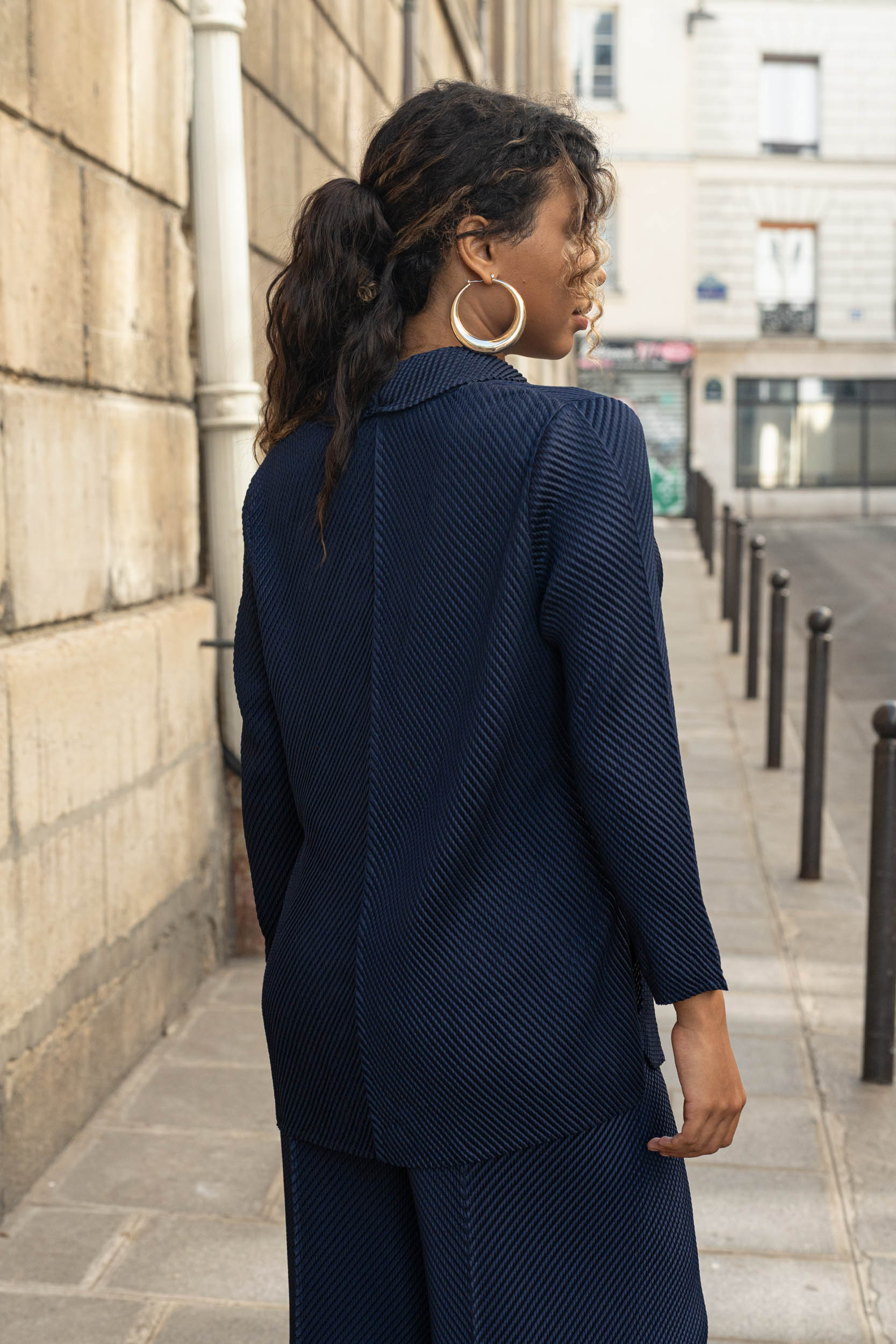 Esther, la veste tailleur oversize fluide plissée – Image 4