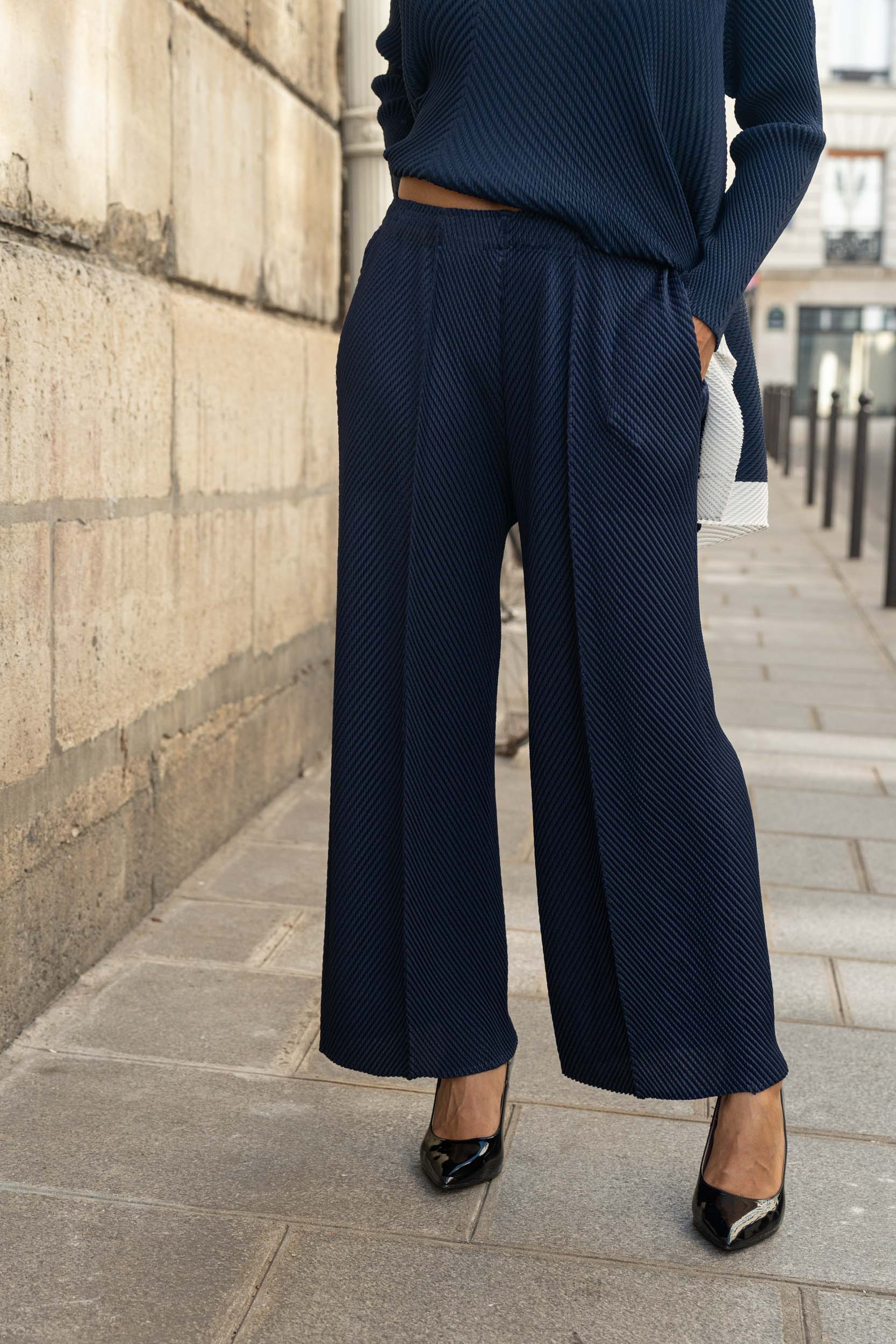 Esther, l'ensemble tailleur veste oversize et pantalon fluide plissés – Image 11