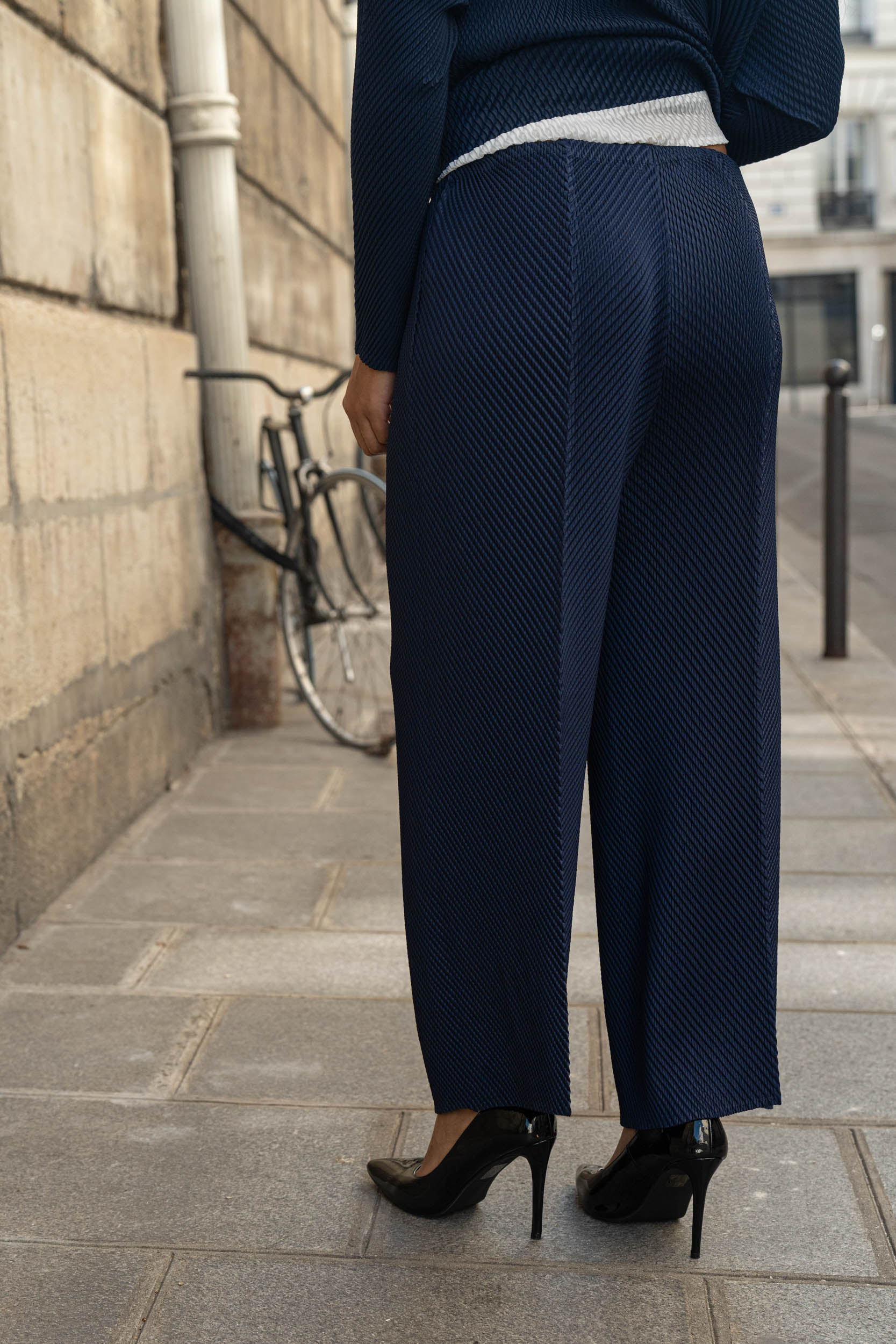 Esther, l'ensemble tailleur veste oversize et pantalon fluide plissés – Image 10