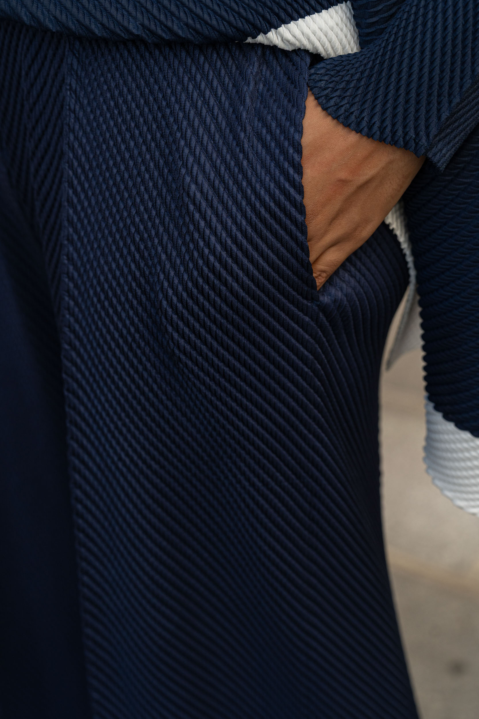 Esther, l'ensemble tailleur veste oversize et pantalon fluide plissés – Image 9