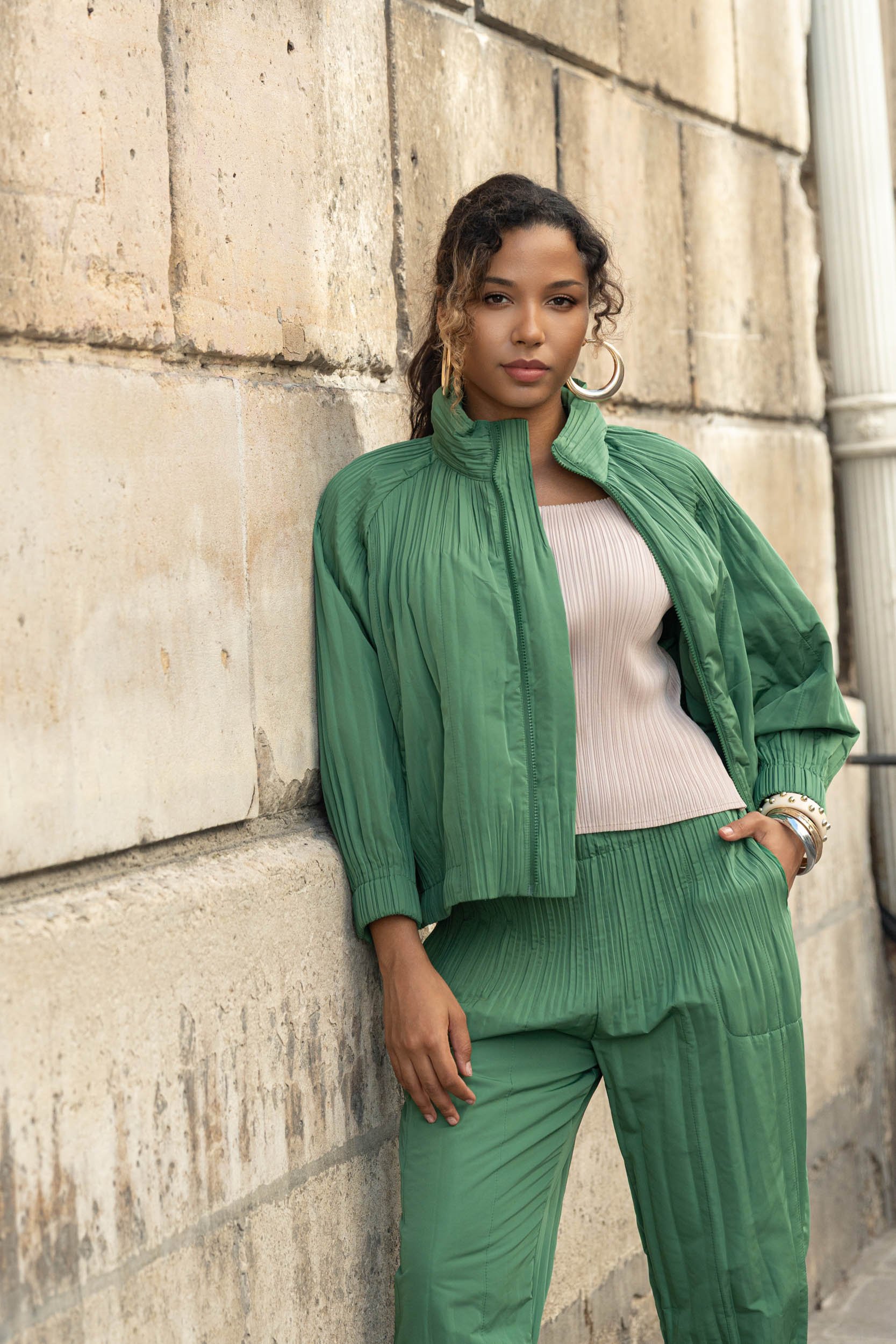 Shanice, l'ensemble bombers zippé et pantalon carotte plissés – Image 3