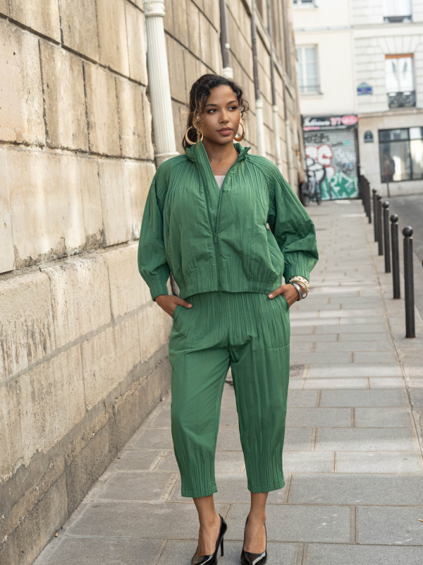Shanice, l'ensemble bombers zippé et pantalon carotte plissés