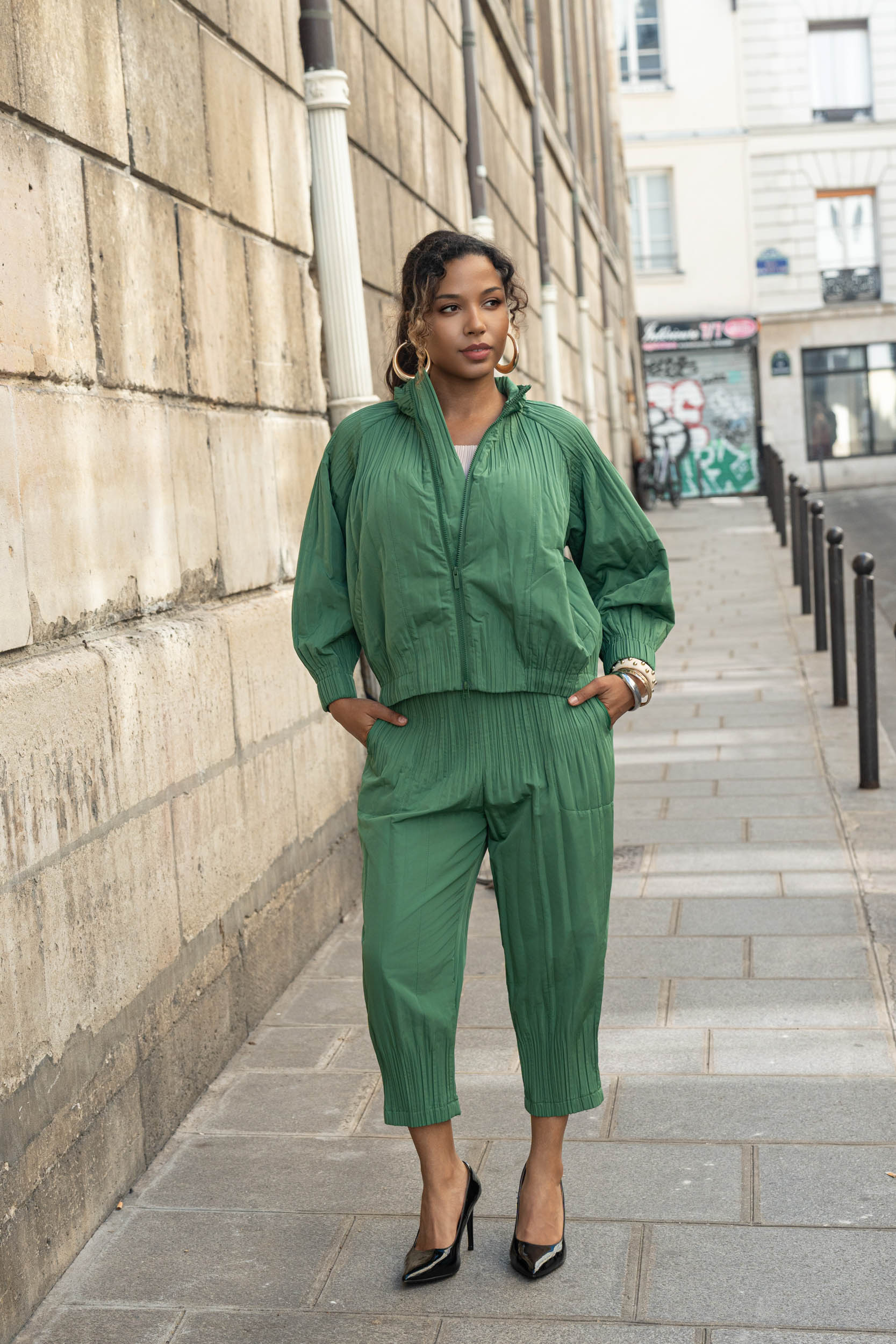 Shanice, l'ensemble bombers zippé et pantalon carotte plissés