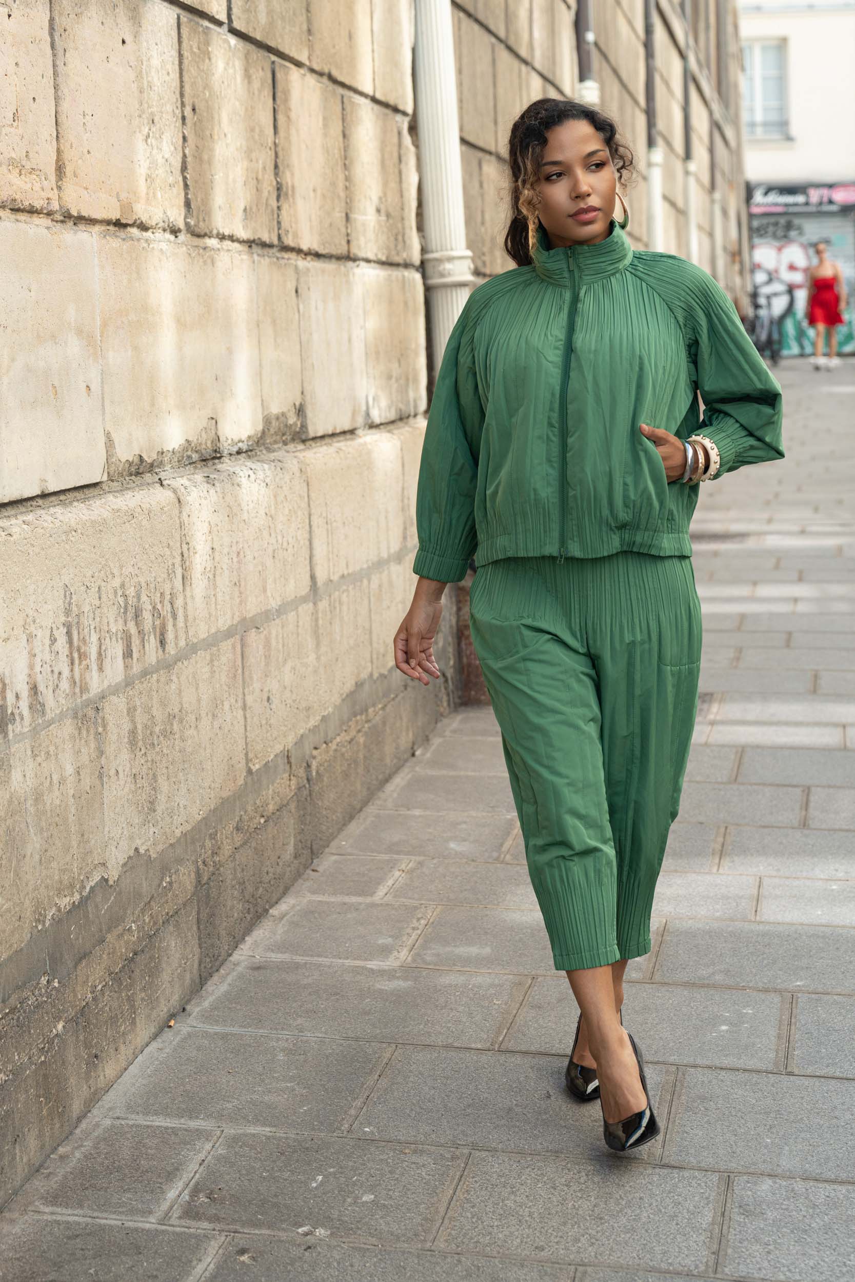 Shanice, l'ensemble bombers zippé et pantalon carotte plissés – Image 2